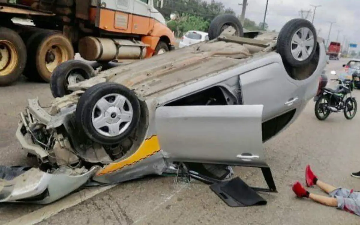 Taxi choca con camioneta en avenida de Altamira 